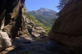 Belle fenêtre juste avant la grande cascade de 120m... Pyrénées - Espagne